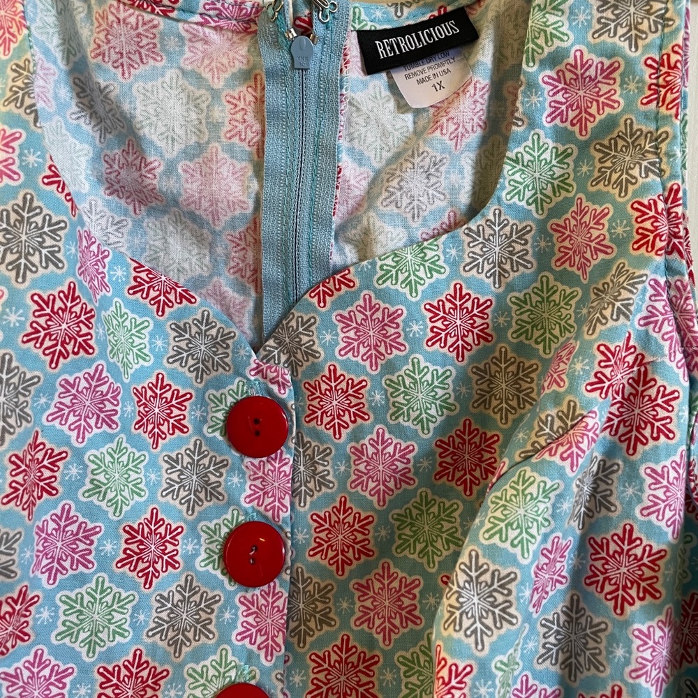 Adorable retro holiday dress with big red buttons and POCKETS!